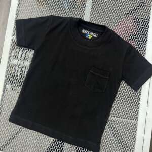 Camiseta Unicolor Con Bolsillo Negro