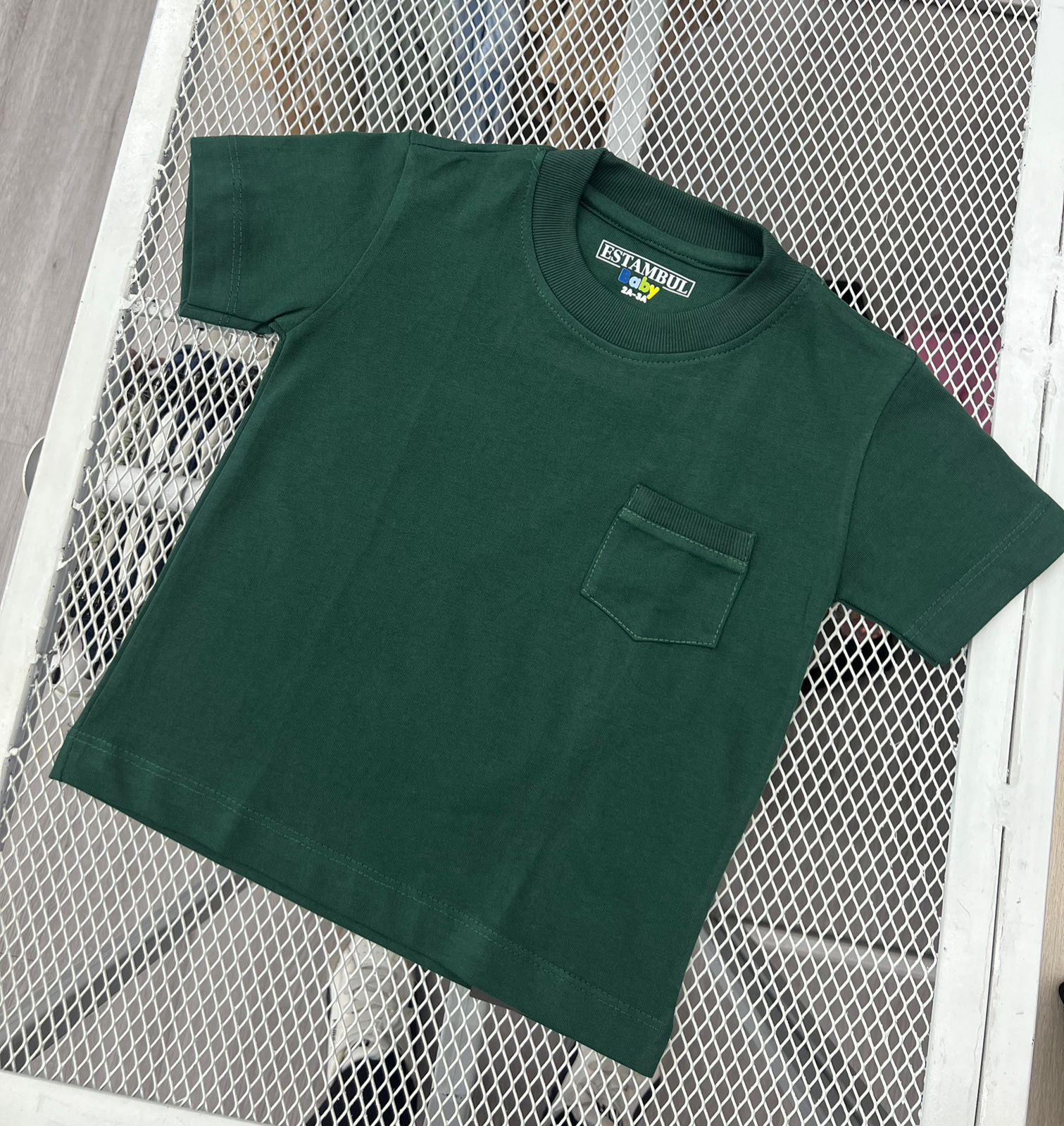 Camiseta Unicolor Con Bolsillo Verde Oscuro