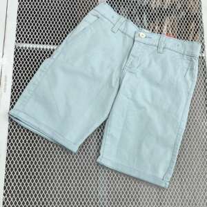 Bermuda Botón Azul Claro