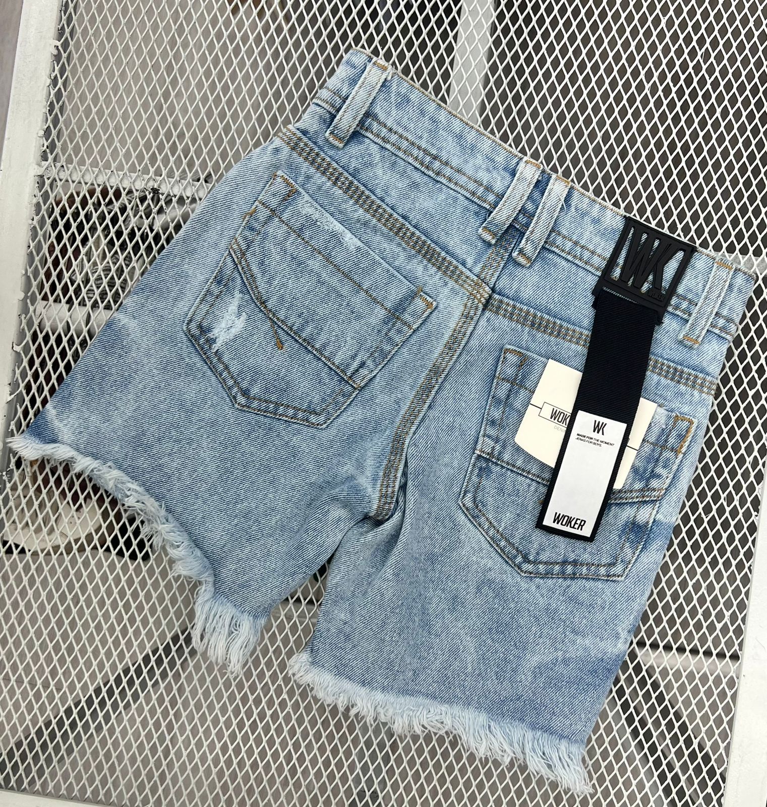 Bermuda Jeans Denim Con Hilachas - Imagen 2