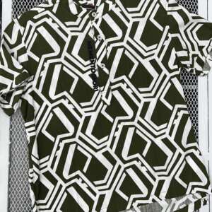 Camisa Verde Con Estampado